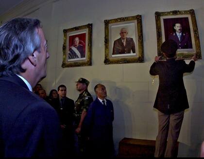 El general Bendini baja el cuadro de Videla en el Colegio Militar ante la mirada de Kirchner