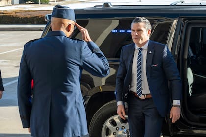 El general Charles Q. Brown Jr. recibe al secretario de Defensa, Pete Hegseth, a su llegada al Pentágono, el lunes 27 de enero de 2025 en Washington. (AP Foto/Kevin Wolf)