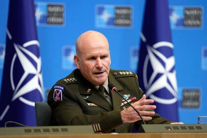 El general Christopher Cavoli se dirige a los medios durante una conferencia de prensa en la sede de la OTAN en Bruselas, el jueves 18 de enero de 2024. (AP Foto/Virginia Mayo)