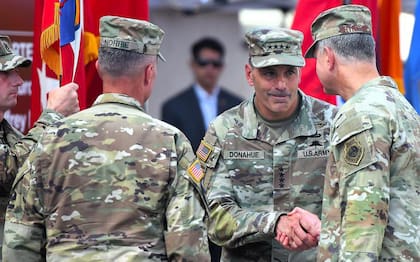 El general Christopher T. Donahue cedió su cargo como Comandante del Ejército de EE.UU. en Europa y África