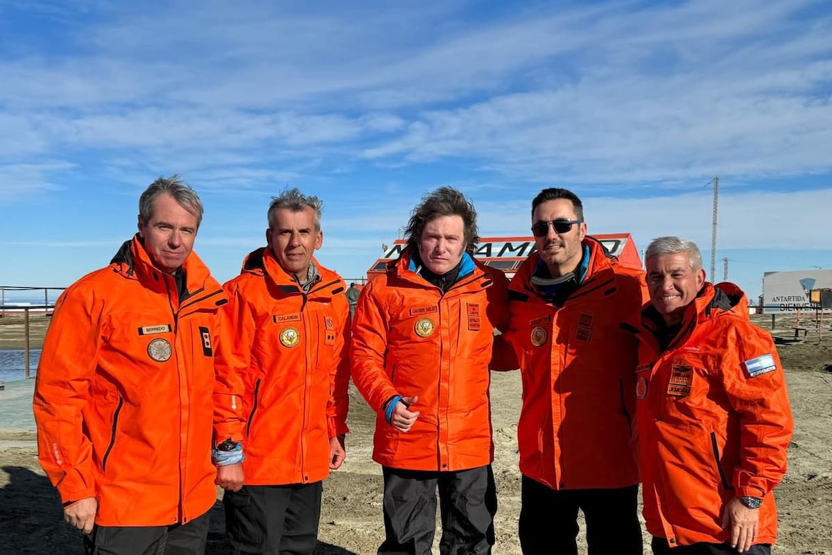 El general de brigada Jorge Fabián Berredo, en la Antártida, junto al general Edgar Calandin, el presidente Javier Milei, el ministro de Defensa, Luis Petri, y el brigadier general Xavier Julián Isaac