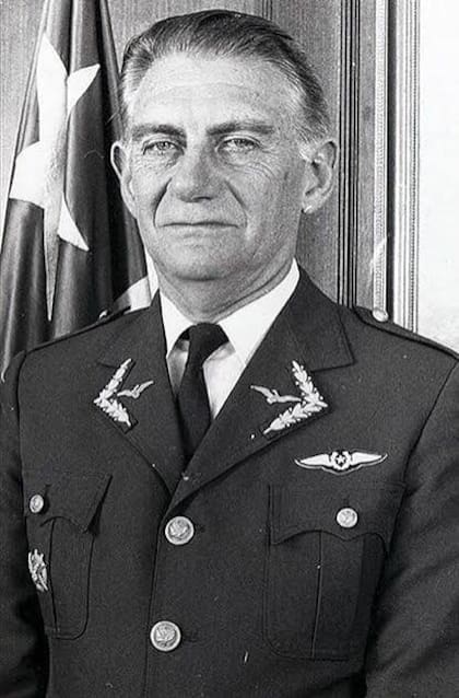 El general del aire Fernando Matthei, uno de los que articuló la ayuda chilena al Reino Unido. "Hice todo lo que tenía que hacer para defender a Chile. A mí me pagaban para eso. La amistad con los argentinos era problema de otros. Yo hice todo lo posible para que la Argentina perdiera la Guerra de las Malvinas", declaró en 2005.