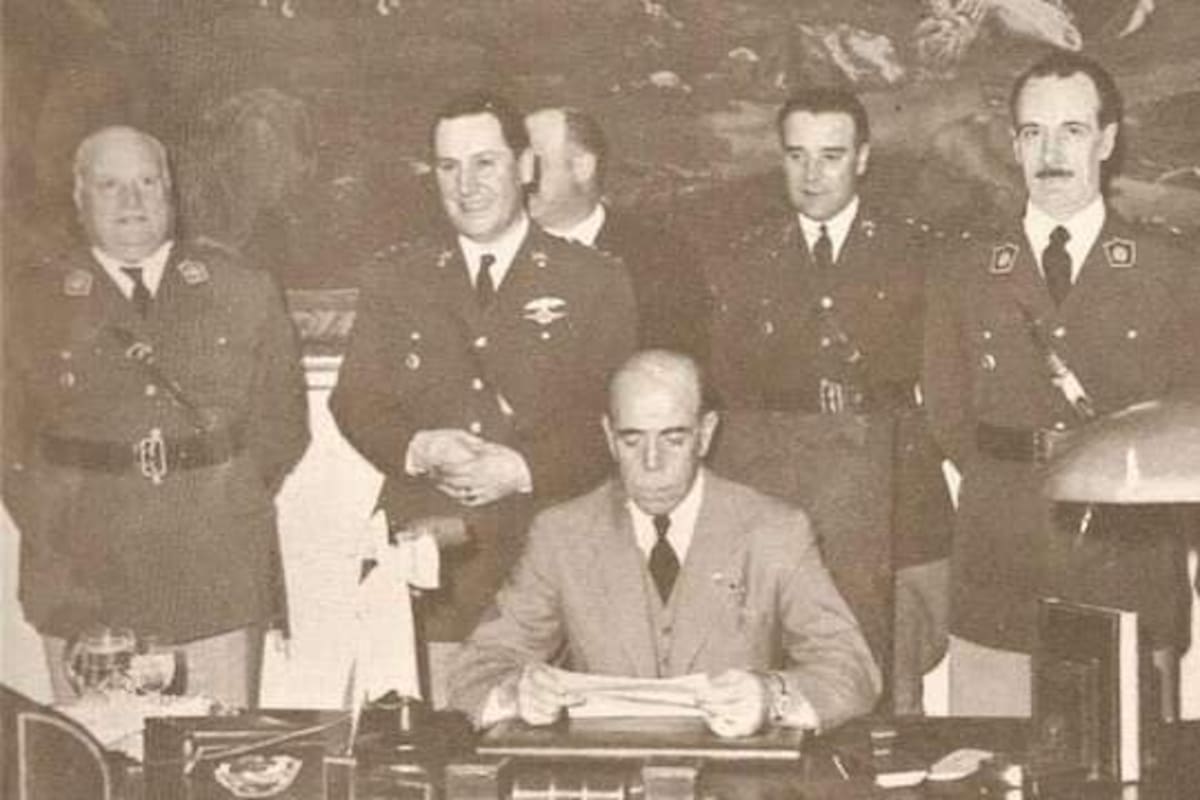 El general Edelmiro Farrell, presidente de facto, junto al gabinete que lo acompañó en su gobierno, entre los que se observa al entonces coronel Juan Domingo Perón