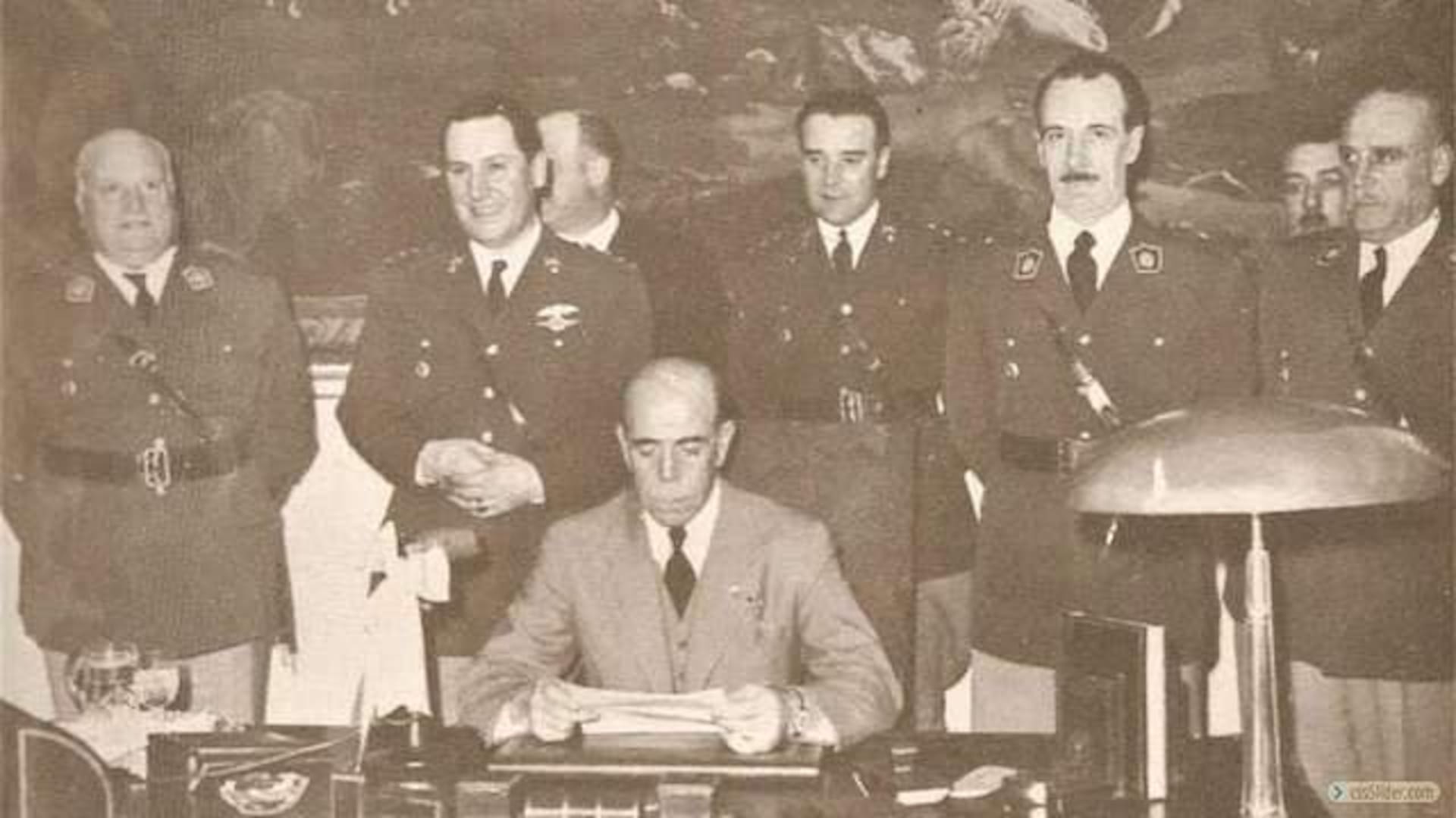 El general Edelmiro Farrell, presidente de facto, junto al gabinete que lo acompañó en su gobierno, entre los que se observa al entonces coronel Juan Domingo Perón