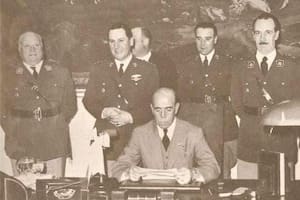 El general Edelmiro Farrell, presidente de facto, junto al gabinete que lo acompañó en su gobierno, entre los que se observa al entonces coronel Juan Domingo Perón