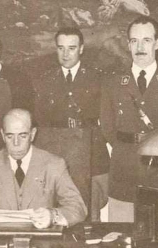 El general Edelmiro Farrell, presidente de facto, junto al gabinete que lo acompañó en su gobierno, entre los que se observa al entonces coronel Juan Domingo Perón