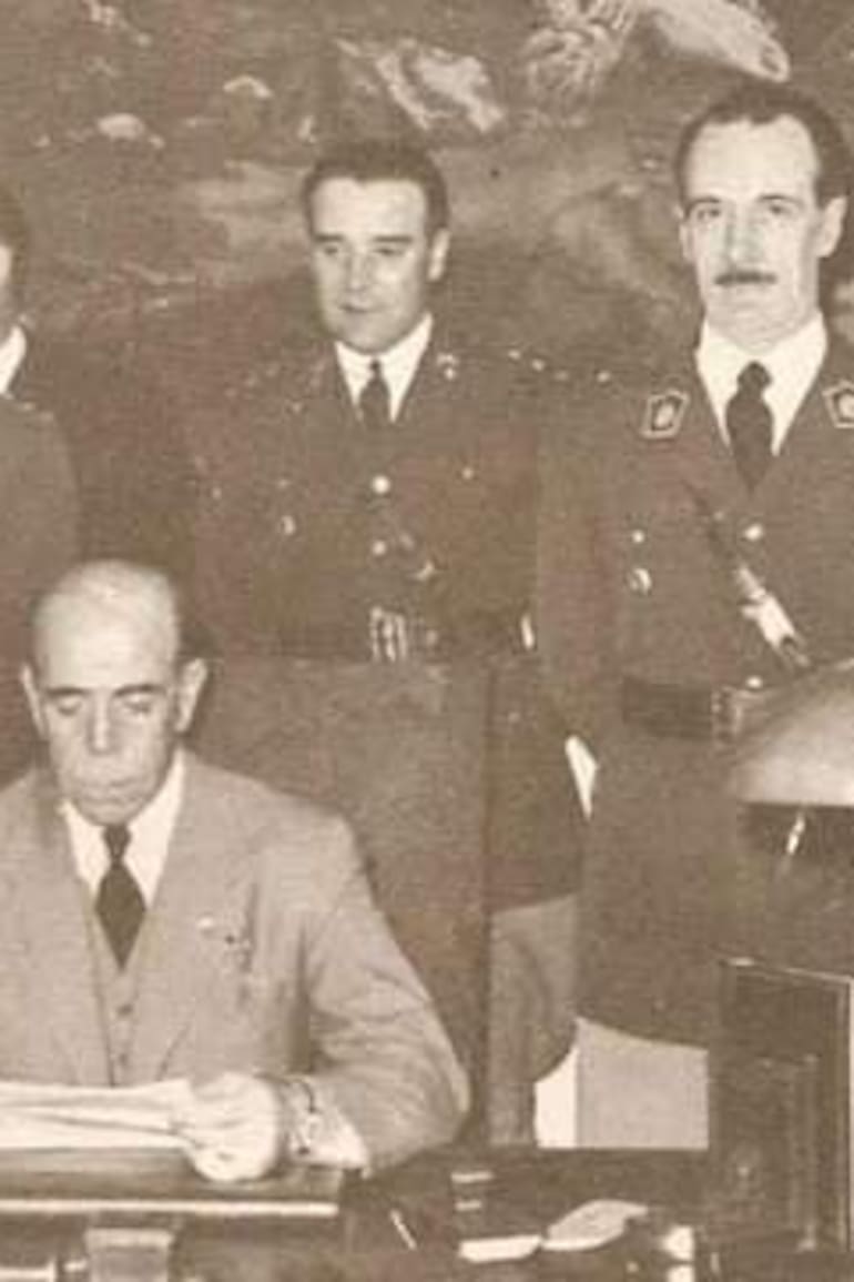 El general Edelmiro Farrell, presidente de facto, junto al gabinete que lo acompañó en su gobierno, entre los que se observa al entonces coronel Juan Domingo Perón