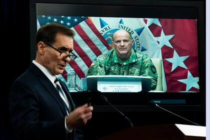 El general estadounidense Steve Lyons habla con reporteros desde los cuarteles de USTRANSCOM en la Base Scott de la Fuerza Aérea, en Illinois, durante una conferencia de prensa virtual moderada por el portavoz del Pentágono, John Kirby, en el Pentágono, el lunes 23 de agosto de 2021. (AP Foto/Manuel Balce Ceneta)