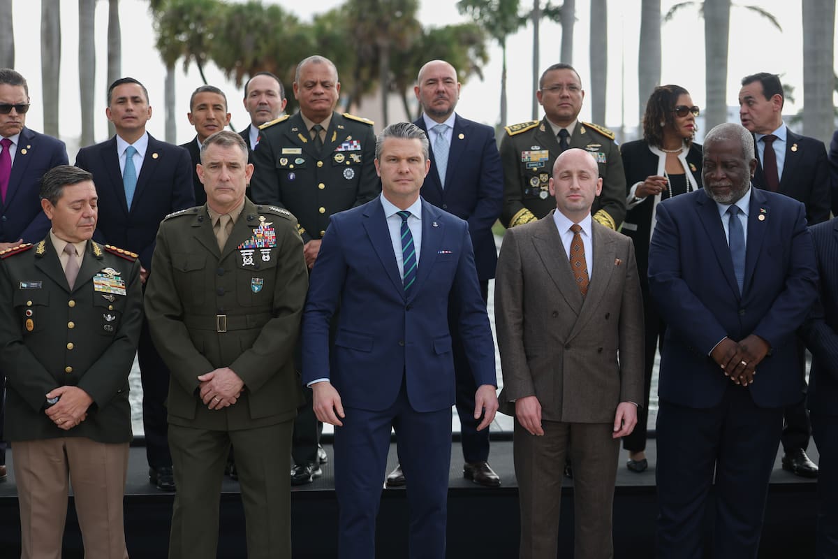 El general Francis L. Donovan, líder del Comando Sur, junto al secretario de Guerra, Pete Hegseth, y el asesor en seguridad Stephen Miller, en la reunión en Miami, de la que participó el ministro de Defensa argentino, Carlos Presti (izquierda).