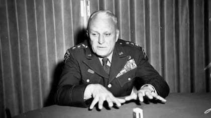 El general Joseph Swing fotografiado dos años antes de pasar a retiro y asumir la jefatura del Servicio de Naturalización e Inmigración (INS, por sus siglas en inglés).