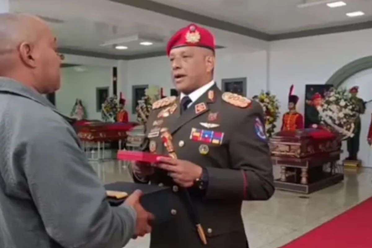 El general Marcano encabezó los funerales de parte de los escoltas venezolanos de Maduro que fueron abatidos por las fuerzas de EE.UU.