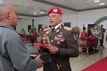 El general Marcano encabezó los funerales de parte de los escoltas venezolanos de Maduro que fueron abatidos por las fuerzas de EE.UU.