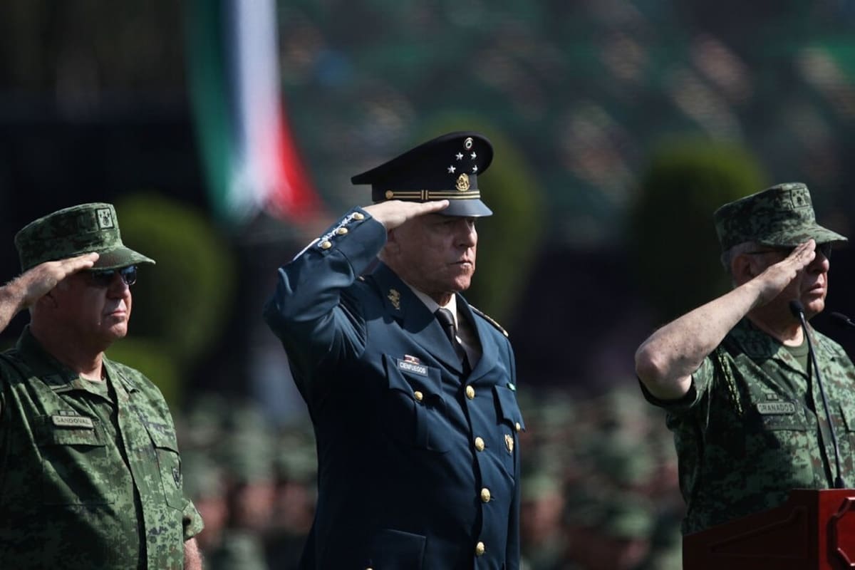 El general mexicano Salvador Cienfuegos saludando a los soldados en un campo militar de la Ciudad de México, en 2016. Fue arrestado en Los Ángeles por cargos de lavado de dinero y tráfico de drogas
