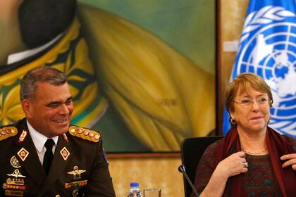 El general Padrino sonríe al lado de Bachelet