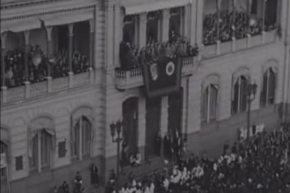 El general Perón habló desde el balcón de la Casa Rosada a los trabajadores convocados por la CGT el 15 de abril de 1953, un día signad por la violencia política