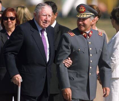 El general Ricardo Izurieta, comandante en jefe del Ejército, escolta a Augusto Pinochet a su llegada a Santiago de Chile, el 3 de marzo de 2000. (Foto: AP/Ricardo Mazalán).