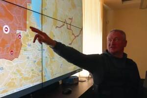 El general Sergiy Knyazev rastrea el movimiento militar de Rusia hacia Kiev en una gran pantalla interactiva en la base del ejército.