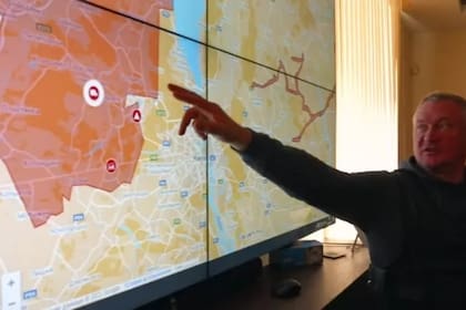 El general Sergiy Knyazev rastrea el movimiento militar de Rusia hacia Kiev en una gran pantalla interactiva en la base del ejército.