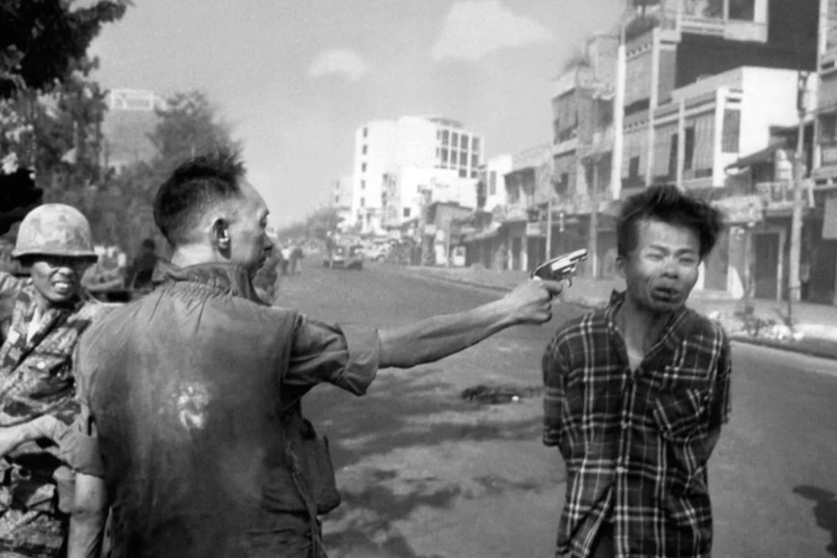 El general survietnamita Nguyen Ngoc Loan, jefe de la policía nacional, ejecuta al supuesto oficial del Viet Cong Nguyen Van Lem (también conocido como Bay Lop) en una calle de Saigón el 1 de febrero de 1968, al inicio de la Ofensiva del Tet.