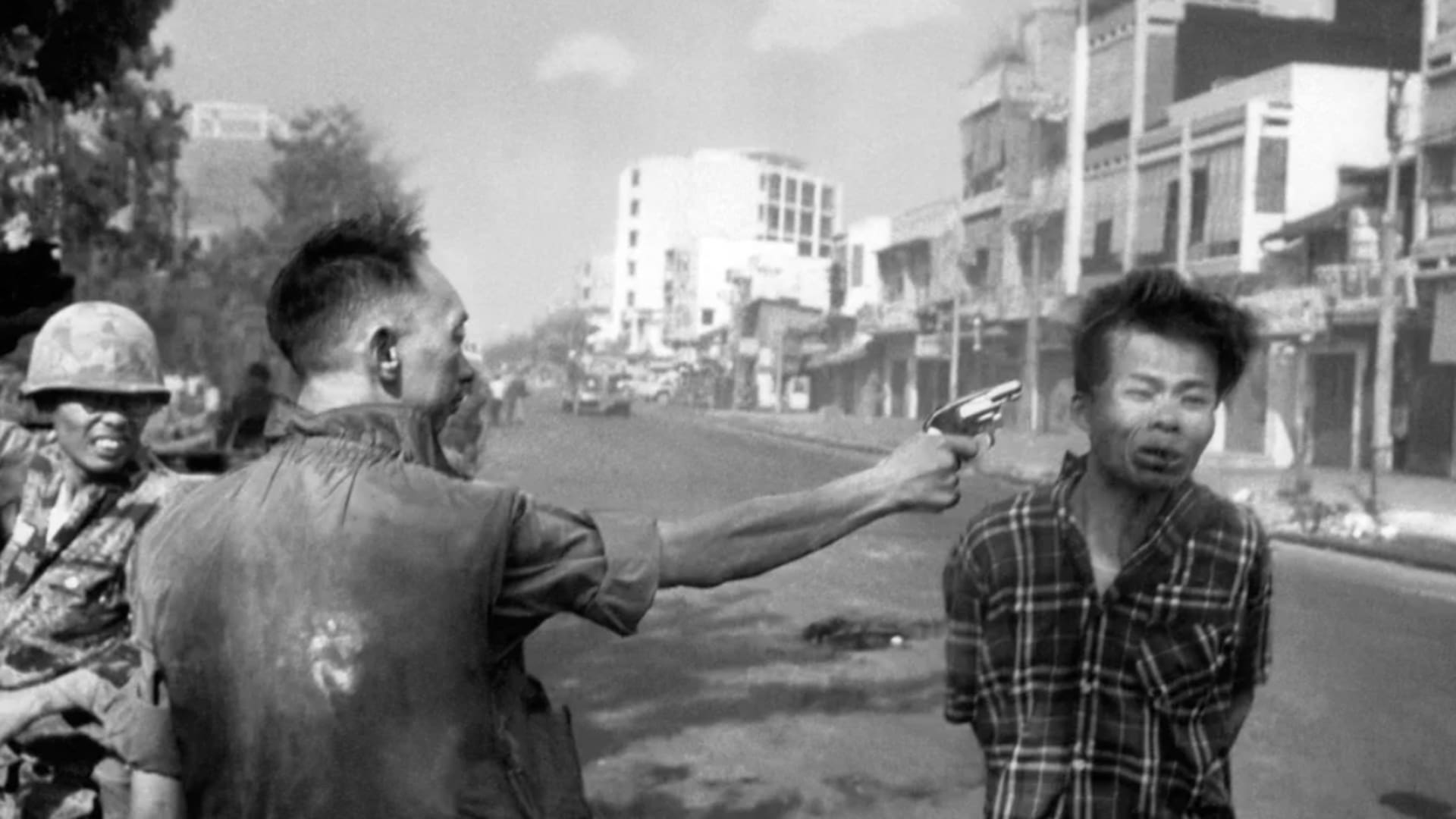 El general survietnamita Nguyen Ngoc Loan, jefe de la policía nacional, ejecuta al supuesto oficial del Viet Cong Nguyen Van Lem (también conocido como Bay Lop) en una calle de Saigón el 1 de febrero de 1968, al inicio de la Ofensiva del Tet.