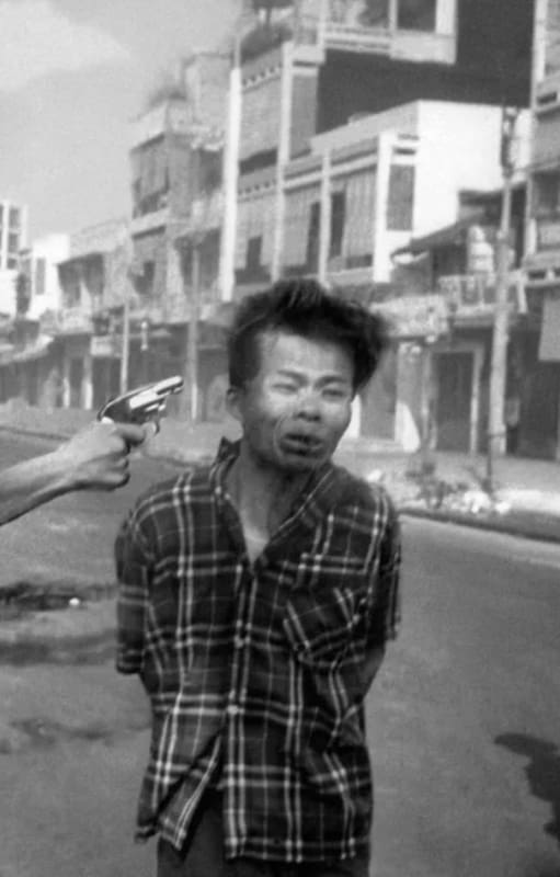 El general survietnamita Nguyen Ngoc Loan, jefe de la policía nacional, ejecuta al supuesto oficial del Viet Cong Nguyen Van Lem (también conocido como Bay Lop) en una calle de Saigón el 1 de febrero de 1968, al inicio de la Ofensiva del Tet.