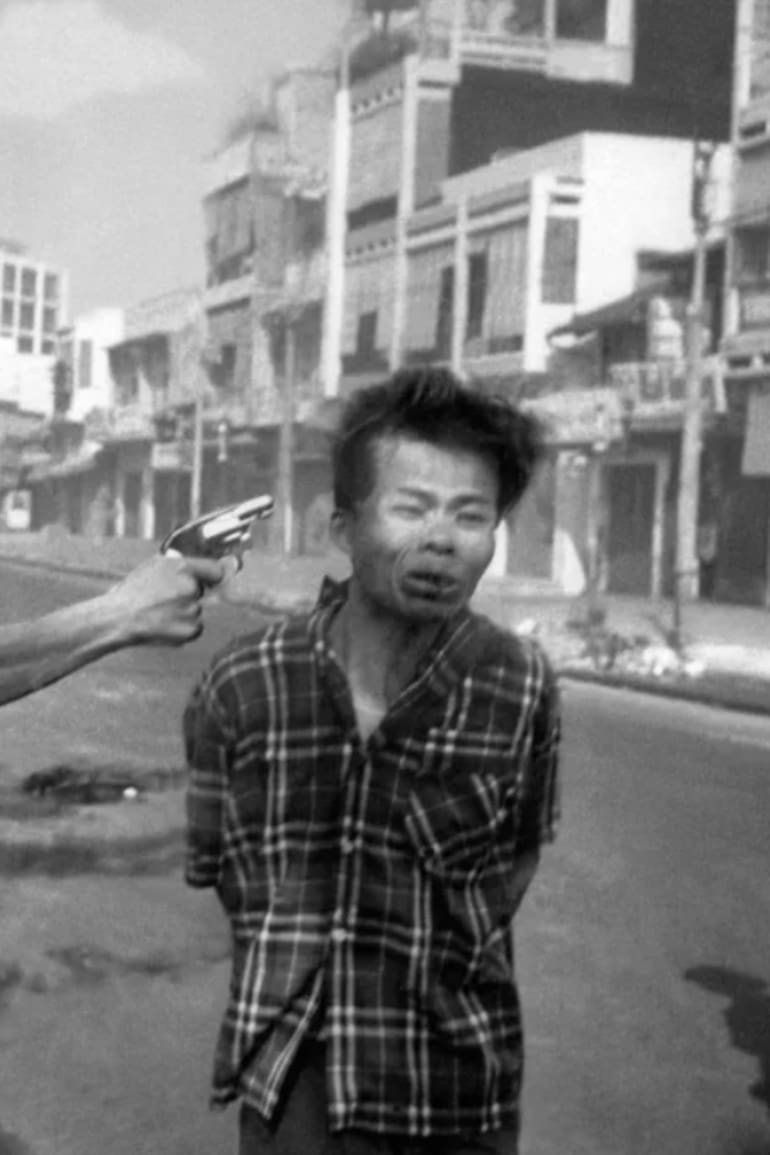 El general survietnamita Nguyen Ngoc Loan, jefe de la policía nacional, ejecuta al supuesto oficial del Viet Cong Nguyen Van Lem (también conocido como Bay Lop) en una calle de Saigón el 1 de febrero de 1968, al inicio de la Ofensiva del Tet.