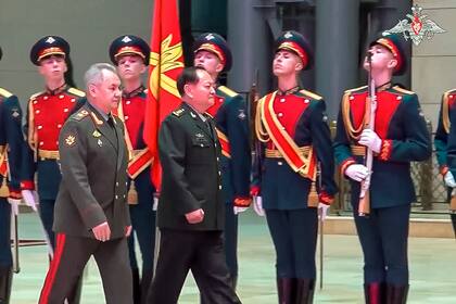 El general Zhang Youxia, vicepresidente de la Comisión Central Militar de China, (cent), y el ministro de Defensa de Rusia Sergei Shoigu (izq) en Moscú el 8 de noviembre de 2023. (Foto, del Servicio de Prensa del Ministerio de Defensa de Rusia vía AP)