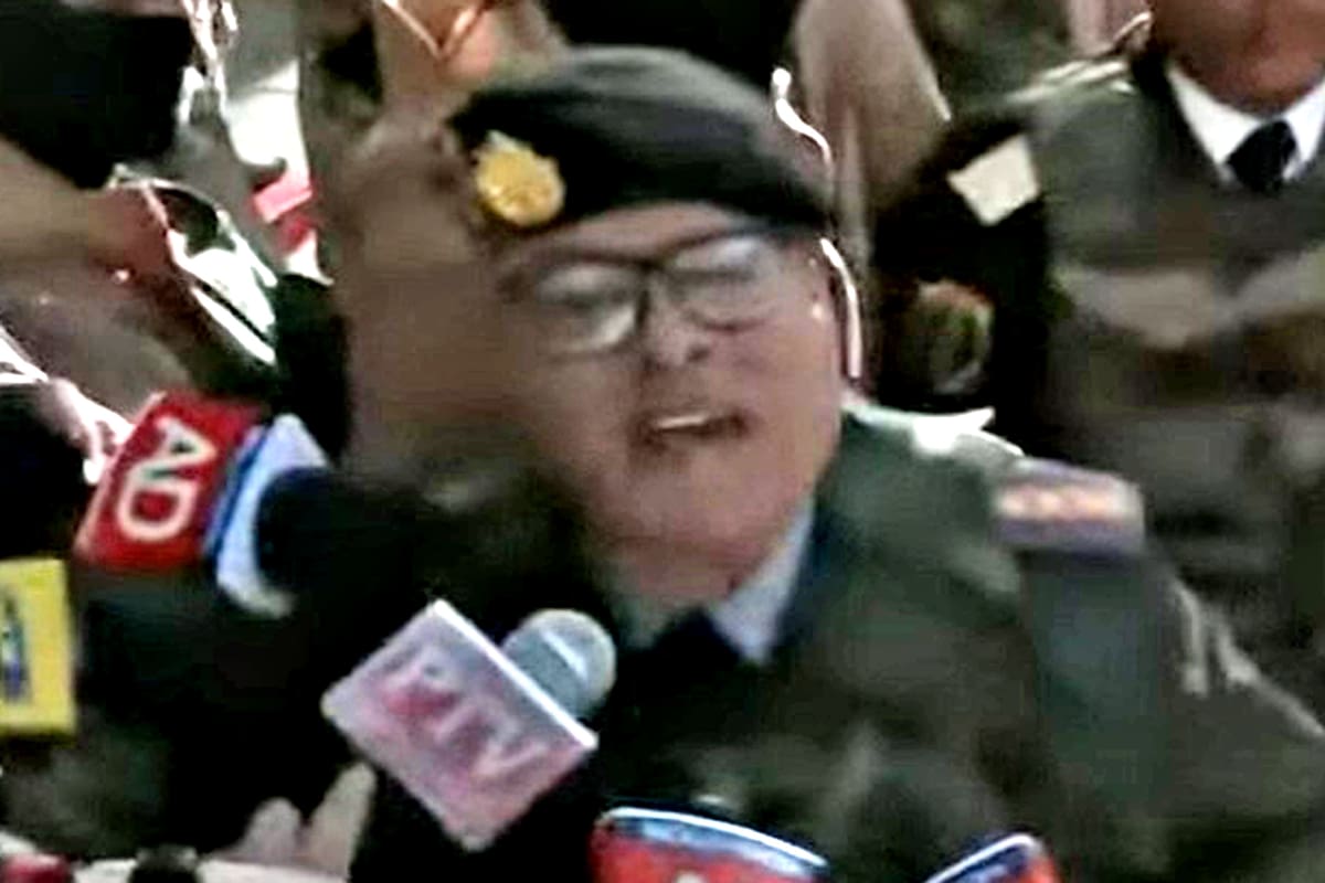 El general Zúñiga habla a los periodistas desde la Plaza Murillo