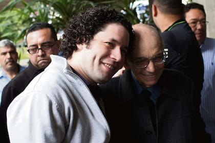 El genial Gustavo Dudamel con su gran maestro e impulsor, José Antonio Abreu