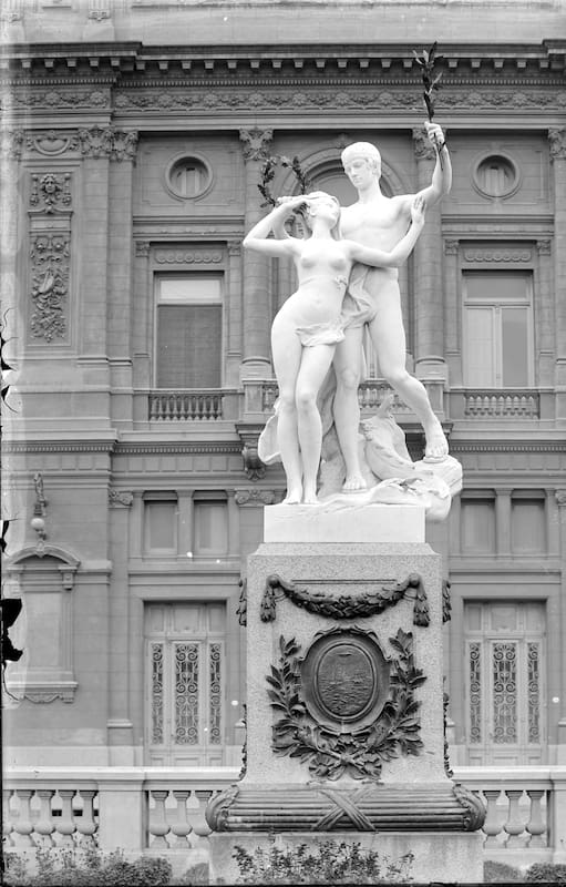 El genio protegiendo a la ciudad, de Tony Noel, en su ubicación original, próxima al Teatro Colón.
