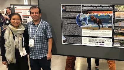 El geólogo colombiano presentó un adelanto de sus investigaciones en la reunión de la Sociedad Geológica de Estados Unidos, GSA. En la imagen se ve a Bermúdez junto la Dra. Ying Cui, profesora de la Universidad Estatal de Montclair