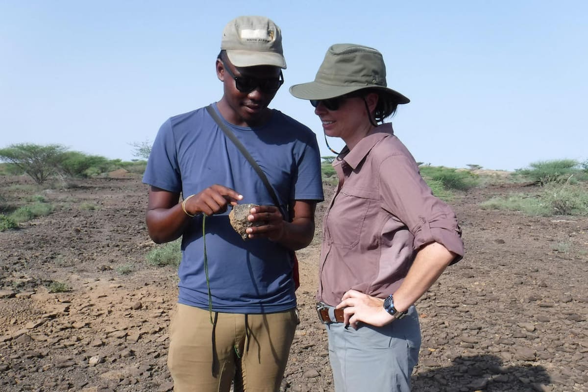 El geólogo de la Universidad de Witwatersrand Silindokuhle Mavuso (izquierda) y la autora principal del estudio Ashley Hammond (derecha) en el sitio de East Turkana en Kenia