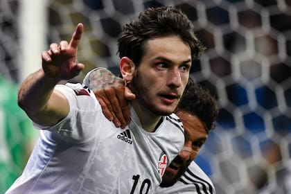 El georgiano Khvicha Kvaratskhelia festeja uno de sus dos goles frente a Suecia en el partido entre ambos seleccionados por las eliminatorias europeas rumbo a Qatar 2022.