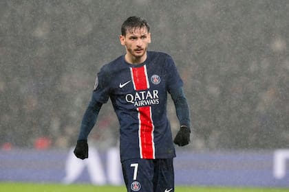 El georgiano Khvicha Kvaratskhelia, flamante refuerzo de PSG, pelea por un lugar en el once inicial de cara a la vuelta ante Brest