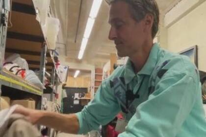 El gerente de una tienda que ayuda a refugios de animales encontró miles dólares en una prenda para donación