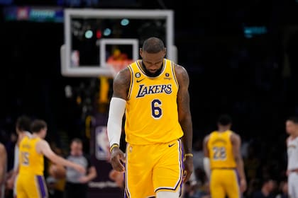El gesto cabizbajo de LeBron James lo dice todo; la estrella de los Lakers hizo un partido formidable, pero no le alcanzó para estirar la serie ante los Naggets, que se consagraron en la Conferencia Oeste