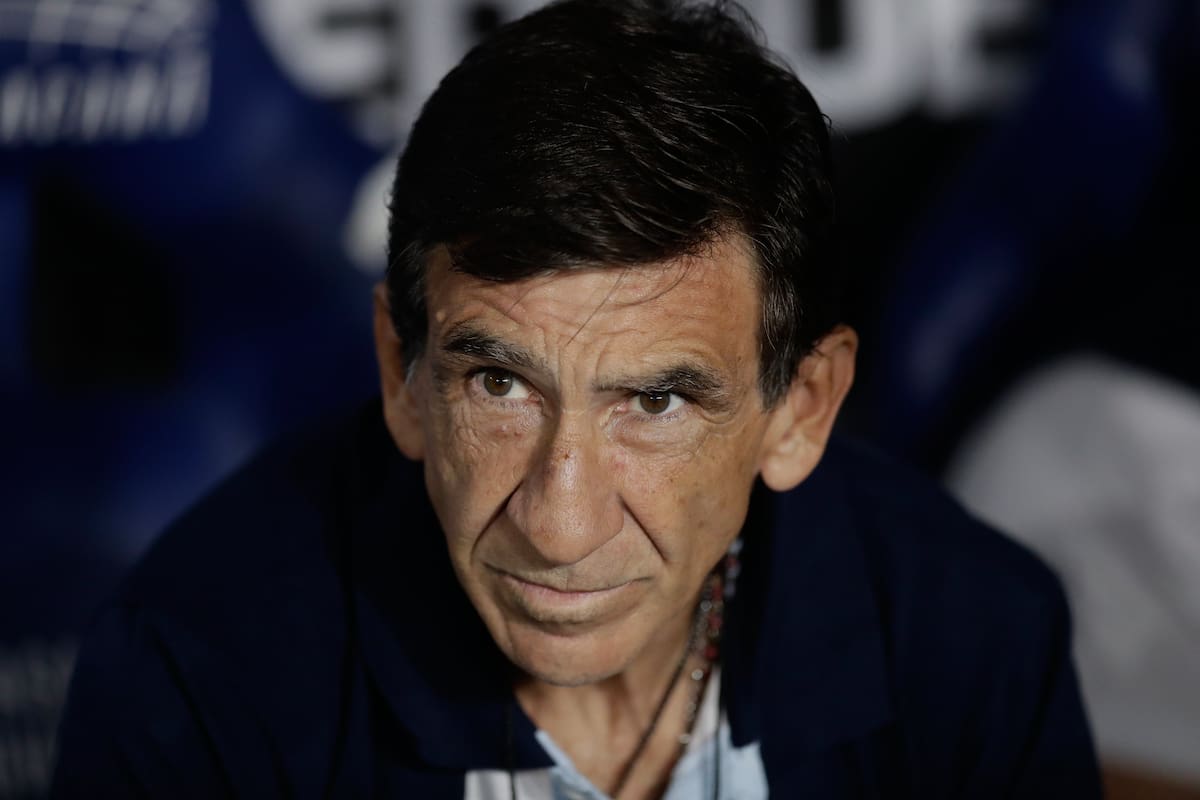 El gesto concentrado de Gustavo Costas durante el partido ante Flamengo en el Maracaná