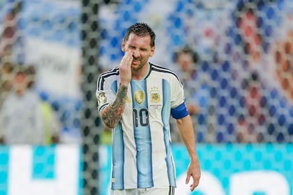 El gesto contrariado de Lionel Messi por el complicado partido ante Cabo Verde; hasta ahora, la selección argentina dependió de su capitán