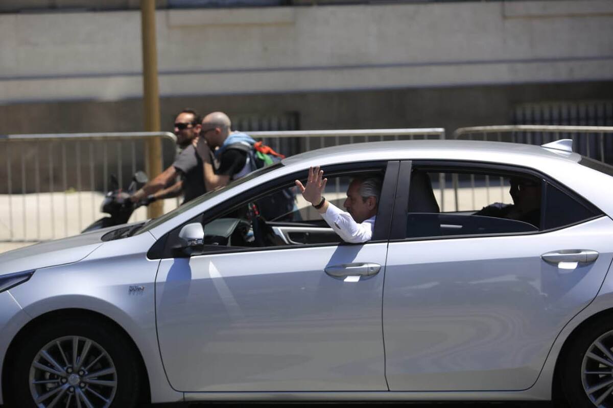 El gesto de Alberto Fernández antes de asumir: maneja su auto hacia el Congreso