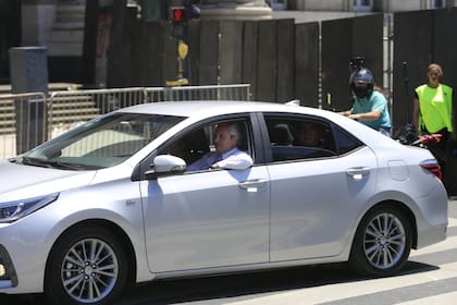 Alberto Fernández llega a la Casa Rosada en su auto