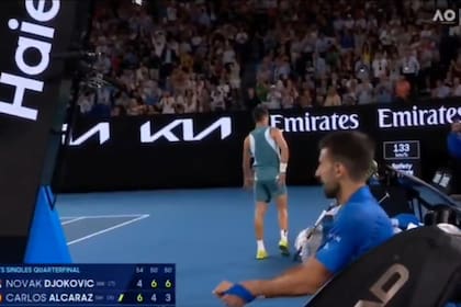 El gesto de Alcaraz tomándose la pierna, mientras Djokovic descansa en su banco