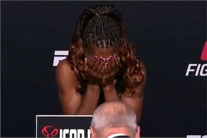 El gesto de Angela Hill lo dice todo: la luchadora de UFC sintió vergüenza al sacarse sus prótesis mamarias antes de un pesaje