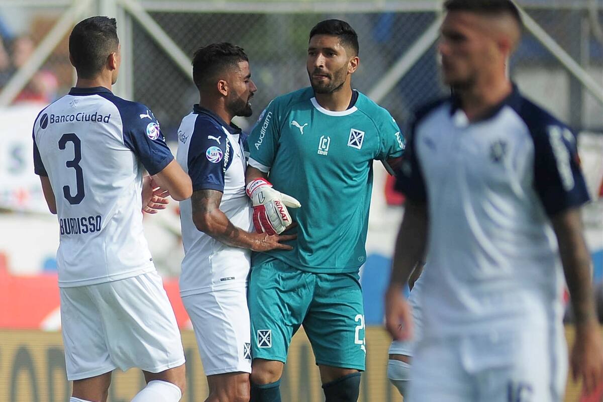 El gesto de Campaña, después de atajarle un penal a Blandi. Independiente no arrancó bien el año.