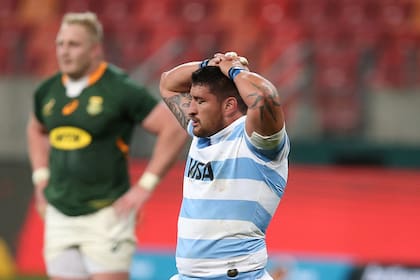 El gesto de Carlos Muzzio durante su primer partido con los Pumas, en el Rugby Championship; dura caída ante Sudáfrica