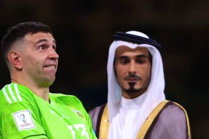 El gesto de Dibu Martínez luego de recibir el trofeo al mejor arquero del Mundial de Qatar 2022 y la sorpresa del jeque Jassim Bin Hamad Al Thani.