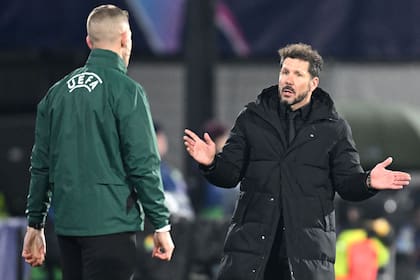 El gesto de Diego Simeone hacia el árbitro asistente del partido que Atlético de Madrid le ganó 3-1 a Feyenoord