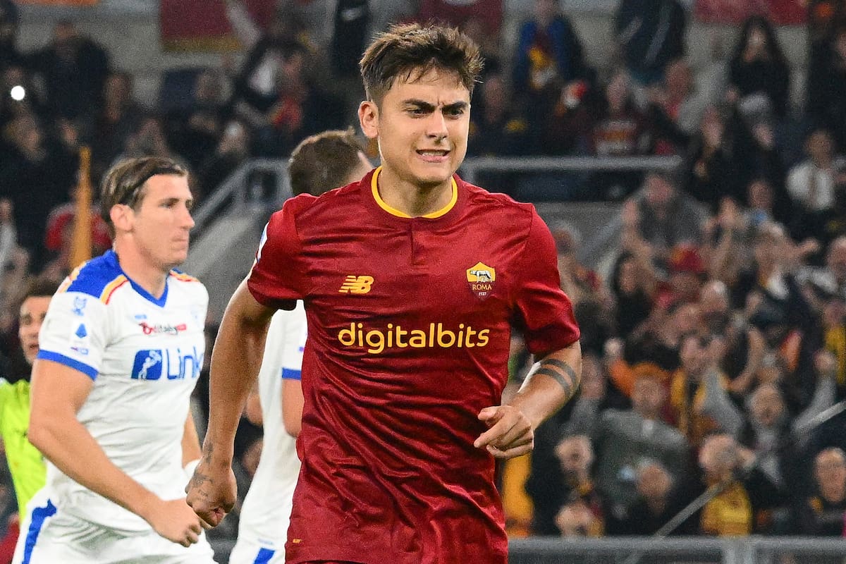 El gesto de dolor de Dybala después de patear el penal en Roma, ante Lecce; el delantero contará los días para llegar al Mundial de Qatar 2022