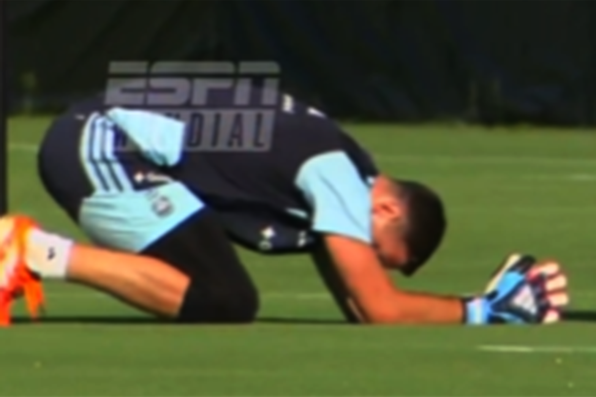 El gesto de dolor del Dibu Martínez durante el entrenamiento del jueves de la selección argentina
