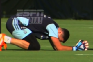 Dibu Martínez se entrenó con guantes, pero una imagen dejó preocupación