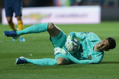 El gesto de dolor en Esteban Andrada, que sin embargo pudo terminar el partido